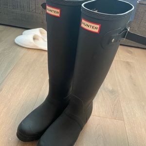 Black hunter boots